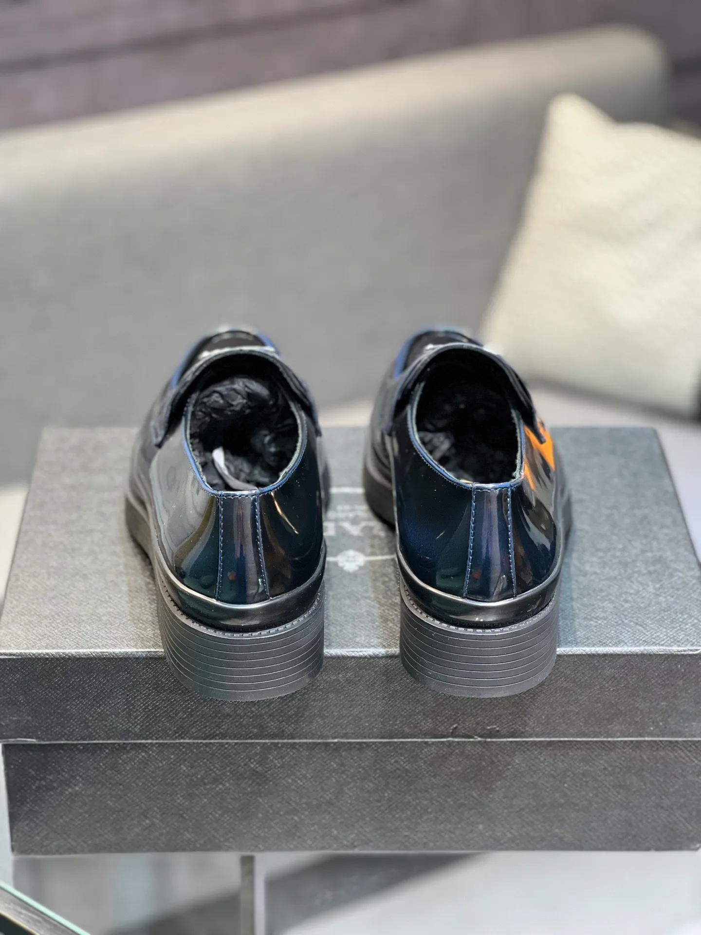 Men's clothing and shoes 💰860 Prada/Prada's new glossy leather loafers are made of open-edge beaded uppers imported from Italy, slip-on loafers style, large piece splicing design, durable and non-deforming, heavy-duty construction, exquisite mark stitching, same material ribbon decoration, blending classic and modern styles, lining with dyed calfskin, standard PRADA logo cowhide feet, original ultra-light matte texture and embossed leather outsole, light and not tired, excellent shock absorption effect, full foot comfort! Size: 39-44 (customized at 38.45)